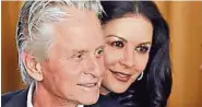  ??  ?? Cameron mit Tochter Lua und Freundin Viviane, Michael Douglas mit Zeta-jones