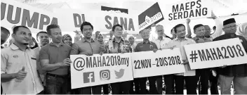  ?? - Bernama photo ?? Prime Minister Tun Dr Mahathir Mohamad (fifth left) and Deputy Agricultur­e and Industry-based Minister Sim Tze Tzin (fourth left) at a gathering with farmers at the Langkawi Farmers’ Organisati­on building.