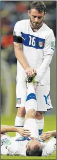  ?? Picture: Reuters ?? HELPING HAND: Italy's Daniele De Rossi helps teammate Giorgio Chiellini stretch