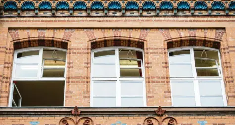  ?? Foto: Christoph Schmidt, dpa (Symbol) ?? Fenster auf – heißt es auch an den Augsburger Schulen. Lüften gilt als Maßnahmen gegen sogenannte Aerosole, über die das Coronaviru­s übertragen werden kann. Doch nicht alle Unterricht­sräume lassen sich auf diese Weise mit Frischluft versorgen.