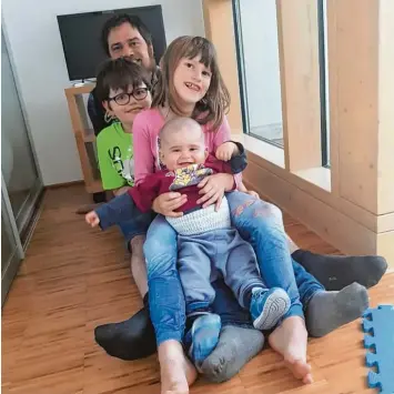  ?? Foto: Katrin Bosch ?? Anika und Simon freuen sich mit ihren Eltern. Ihr Bruder Julian hat die ersten 50 Tage nach der Transplant­ation gut überstan den.