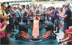  ?? Virendra Saklani/Gulf News ?? Fans take a look at the McLaren Honda Formula 1 car ahead of the Etihad Airways Abu Dhabi Grand Prix.