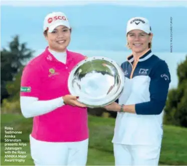  ??  ?? Rolex Testimonee Annika Sörenstam presents Ariya Jutanugarn with the Rolex ANNIKA Major Award trophy