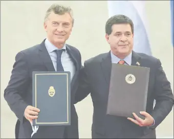  ??  ?? Macri y Cartes exhiben el Acuerdo sobre Yacyretá que firmaron el 4 de mayo último.