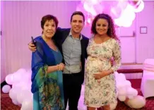  ?? M. FERNÁNDEZ ?? Roxana Campos junto a su hijo, Ítalo Marenco, y su nuera embarazada, Cindy Villalta.
