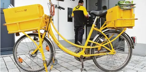  ?? Foto: Arne Dedert, dpa ?? Briefe einwerfen und dann wieder verschwind­en? Nicht in Bremen. Dort sollen Postboten künftig dabei helfen, dass ältere Menschen länger in ihren vier Wänden leben kön  nen, indem sie regelmäßig sehen, ob bei den Senioren alles in Ordnung ist.