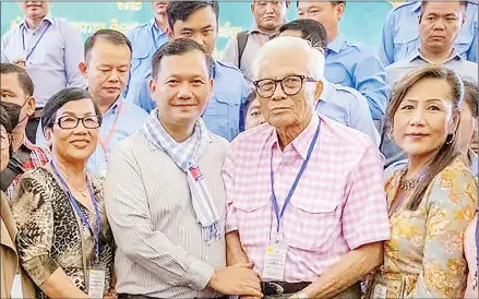  ?? MANET VIA FB ?? Conference goers take a photograph with Hun Manet (centre) at Koh Pich convention centre in Phnom Penh on April 8.