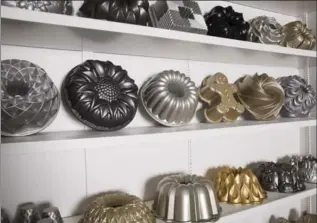  ?? KEVIN D. LILES, NYT ?? A collection of cake pans in the living room of Chris Taylor and Paul Arguin, who have been competing on the amateur baking circuit for several years.