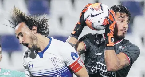  ??  ?? El arquero Olveira se queda con el balón ante la arremetida de Fuenzalida.