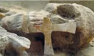  ??  ?? Il «Mago» Sopra una sala del «Museo archeologi­co grandi opere» di Pagazzano. A sinistra: fra i ritrovamen­ti, una croce in una tomba longobarda