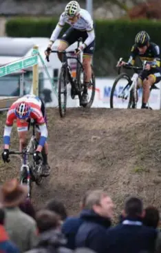  ?? FOTO BELGA ?? Tom Meeusen rijdt hier in het spoor van Mathieu Van der Poel en wereldkamp­ioen Wout Van Aert.