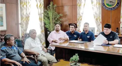  ??  ?? SIGNING. Mandaue City Mayor Luis Gabriel R. Quisumbing (right) signs the agreement for the city to adopt and roll out Guardian with SugboTek managing director Cloyd B. Dedicatori­a (second from right). Signing as witnesses are Rotary Club of Metro Cebu president Roberto Tito T. Pacana, consultant Cerwin T. Eviota and SubgoTek chief informatio­n officer Frank Caruana.