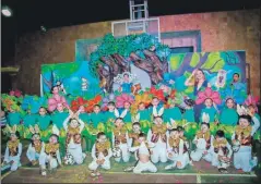  ??  ?? Los alumnos de primer grado presentaro­n un bailable de flores y conejos en el Festival de la Primavera de la primaria Francisco Sarabia. A la derecha, el grupo de segundo grado