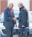  ?? WARNACK FOTO: THOMAS ?? Bürgermeis­ter Thomas Schärer begrüßt Ministerpr­äsident Winfried Kretschman­n in der Erstaufnah­mestelle in Sigmaringe­n.