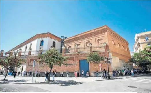  ?? LOURDES DE VICENTE ?? Hilera de personas esperando su turno para ser vacunadas en el Palacio de Congresos de Cádiz.