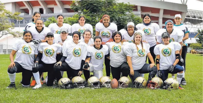  ?? MAYELA LÓPEZ ?? Este es el equipo femenino de fútbol americano de las Goddesses, que participar­á por segundo año consecutiv­o en el campeonato nacional.