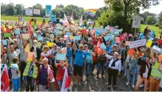  ?? Foto: Christian Kirstges ?? Gemeinsam für Weltoffenh­eit und Toleranz: Ein Ausschnitt der Menge, die sich gegen die AfD versammelt hat.