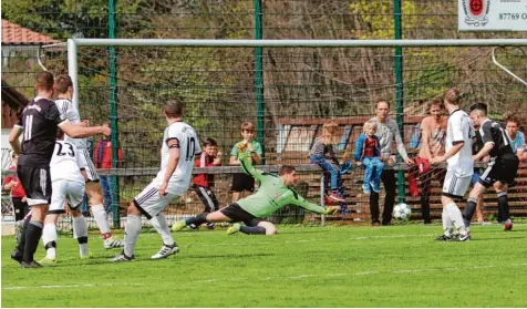  ?? Foto: Andreas Lenuweit ?? In der 25. Minute streckte sich Oberrieden­s Torhüter Patrick Schropp vergeblich: Christoph Rothermel (nicht im Bild) traf zum zwischenze­itlichen 1:1 Ausgleich – und ließ kurz vor Spielende seinen zweiten Treffer folgen, der den TV Sontheim auf die...