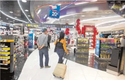  ?? ISABEL PERMUY ?? Tiendas del aeropuerto de Adolfo Suárez-Madrid Barajas