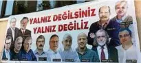  ?? Ein Plakat in Istanbul zeigt die inhaftiert­en „Cumhuriyet“-mitarbeite­r. Darauf steht: „Ihr seid nicht allein. Wir sind nicht allein.“Foto: dpa/pa ??