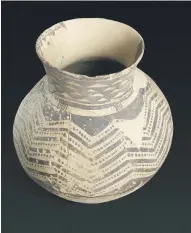  ??  ?? A vase with geometric motifs imported from Mesopotami­a and now on display at Louvre Abu Dhabi, right. An aerial view of the human skeleton found at site MR11, far right