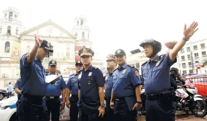  ?? (PNA PHOTO/AVITO C. DALAN) ?? PREPARATIO­NS. Manila Police District (MPD) Director Senior Supt. Joel Napoleon Coronel (left) discusses the traffic rerouting for Monday’s Black Nazarene procession together with Metro police chief Director Oscar Albayalde and MPD Station 3 commander...