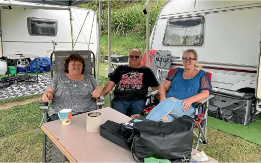  ?? GIANINA SCHWANECKE/STUFF ?? From left: Suzanne Angus and Richard Angus, of Rotorua, and Leigh Howchow, of Levin, at the Waipatiki Beach Holiday Park where they said several people left yesterday morning.