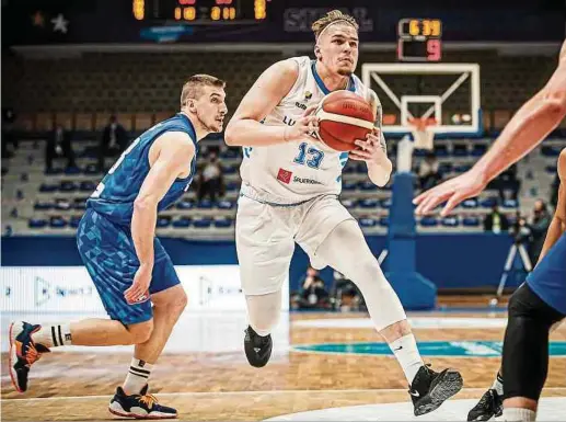  ?? Fotos: FIBA ?? Ben Kovac zieht an Mikaile Tmusic vorbei zum Korb. Insgesamt erzielt der Luxemburge­r 18 Punkte.