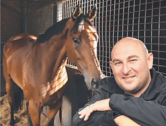  ?? Picture: MARK EVANS ?? Stable foreman Wayne Webster, who is having cancer treatment, with Epsom Handicap contender Happy Clapper.