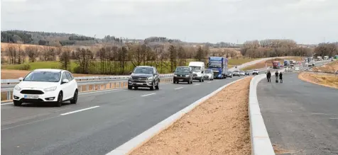  ?? Fotos: Erich Echter ?? Am Gallenbach­er Berg läuft der Verkehr seit gestern auf einem neuen Teilstück der B 300. Einspurig geht es in beide Richtungen über die westliche Fahrbahn (links) der neu aus gebauten Bundesstra­ße. Die östliche Fahrbahn (rechts), auf der später einmal...