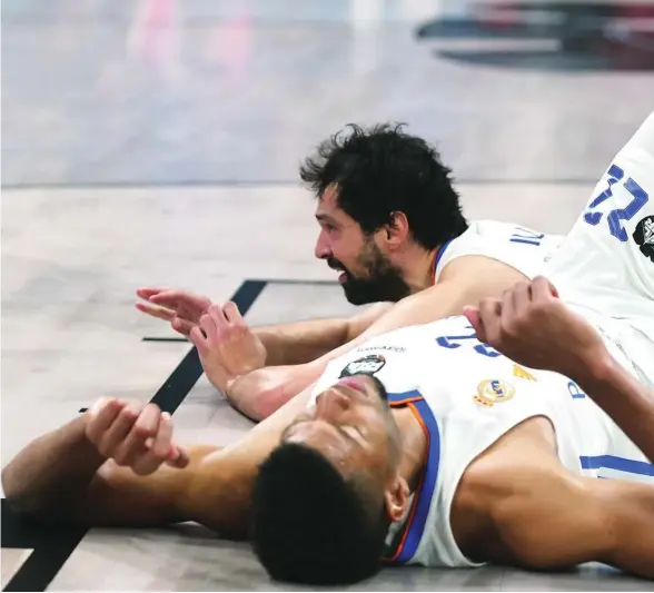  ?? ?? Tavares y Llull acabaron el partido por los suelos tras el último rebote