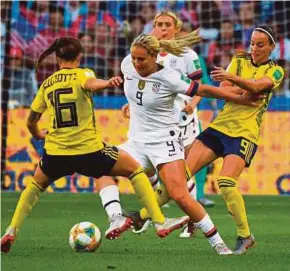  ?? AFP PIC ?? USA’s Lindsey Horan (centre) vies for the ball with Sweden’s Julia Zigiotti Olme (left) and Kosovare Asllani in a Women’s World Cup Group F match in Le Havre on Thursday.