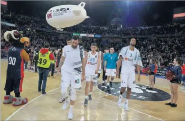  ??  ?? MAL MOMENTO. El Madrid cayó en Vitoria por 30 puntos y perdió a Anthony Randolph por lesión.