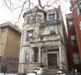  ?? ANTHONY VAZQUEZ/SUN-TIMES PHOTOS ?? BELOW: A Bronzevill­e building that was once the Phyllis Wheatley Club and Home got a stay of demolition Monday. Supporters hope to turn it into a women’s history museum.