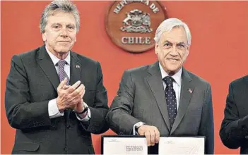  ??  ?? El ministro de Defensa, Alberto Espina, junto al Presidente Piñera.