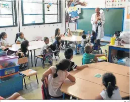  ?? M. G. ?? Un maestro imparte una clase en un colegio de Córdoba.