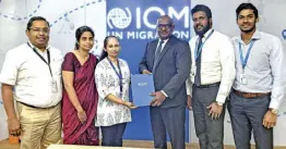  ?? ?? IOM and echannelli­ng representa­tives exchanging the agreement