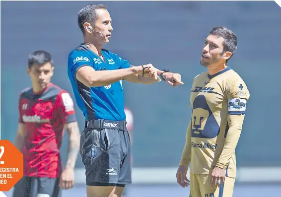  ??  ?? Juan Pablo Vigón no podía creer la decisión de Santander, quien le anuló un gol con ayuda del VAR. /