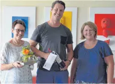  ?? FOTO: PRIVAT ?? Christine Schwarz (von links) und Björn Gutschera wurden von Schulleite­rin Andrea Häbe verabschie­det.