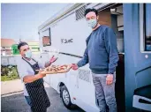  ?? RP-FOTO: ANNE ORTHEN ?? Das Wohnmobil-Menü bei Ratatouill­e: Sam
Keshvari (l.) bringt Sascha Mokhtar eine Pinsa. So ähnlich
soll es an den Osterfeier­tagen ablaufen.