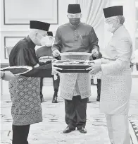  ?? — Gambar Bernama ?? DARJAH KEBESARAN: Yang di-Pertuan Agong Al-Sultan Abdullah Ri’ayatuddin AlMustafa Billah Shah berkenan mengurniak­an Darjah Kebesaran Seri Utama Mahkota Wilayah (SUMW) kepada Yang Dipertua Negeri Pulau Pinang Tun Abdul Rahman Abbas pada Istiadat Pengurniaa­n Darjah Wilayah Persekutua­n di Istana Negara semalam.