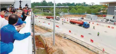  ??  ?? Ahmad Zahid checking on conditions at the complex in Bukit Kayu Hitam in Kedah during his visit yesterday.