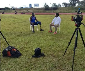  ?? CortesÍA JosÉ lUIs rodrÍGUeZ ?? Al atleta Sherman Guity, el periodista José Luis Rodríguez lo entrevistó en la Ciudad Deportiva de Hatillo.