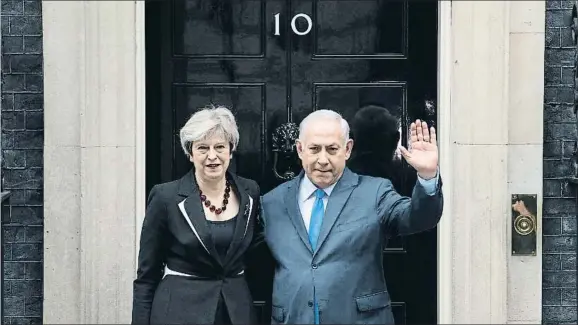  ?? CARL COURT / GETTY ?? La primera ministra británica, Theresa May, recibió al premier israelí, Beniamin Netanyahu, en Downing Street