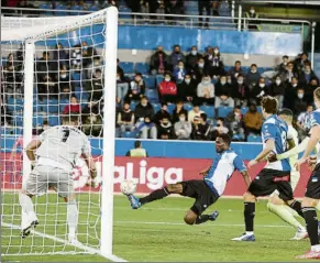  ?? FOTO: EFE ?? Loum remata en el segundo palo Ese gol fue suficiente para el triunfo del Alavés