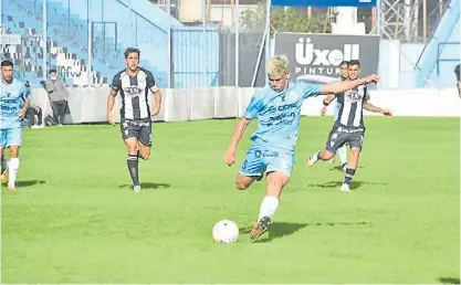  ?? PRENSA TEMPERLEY ?? Juvenil. Buen debut del volante Franco Díaz, de 20 años, frente a Estudiante­s de Caseros..