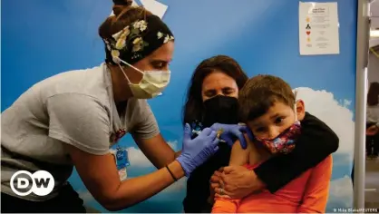  ?? ?? Un niño al ser vacunado en San Diego, Estados Unidos, el pasado noviembre.