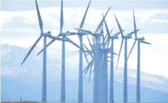  ?? AP FILE PHOTO/DAVID ZALUBOWSKI ?? Turbines blow in the wind on the border of Colorado and Wyoming south of Cheyenne, Wyo.