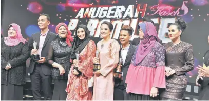  ?? — Gambar Bernama ?? ALBUM: Ketua Setiausaha Kementeria­n Komunikasi dan Multimedia, Datuk Seri Dr Sharifah Zarah Syed Ahmad (tiga kiri) bergambar kenangan bersama para penerima anugerah pada malam Anugerah Kasih Tribute P. Ramlee baru-baru ini.