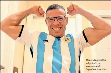  ?? ?? Maravilla, fanático del fútbol, con la camiseta de Argentina hace días.